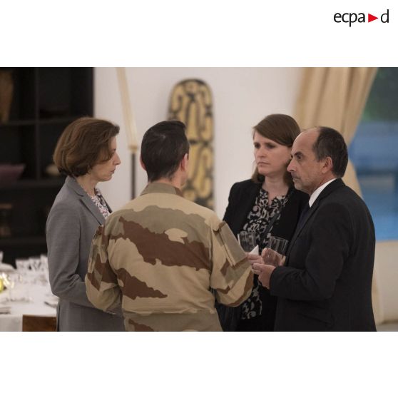 La ministre des Armées Florence Parly discute avec les membres de son cabinet à la résidence de France à Niamey, au Niger.