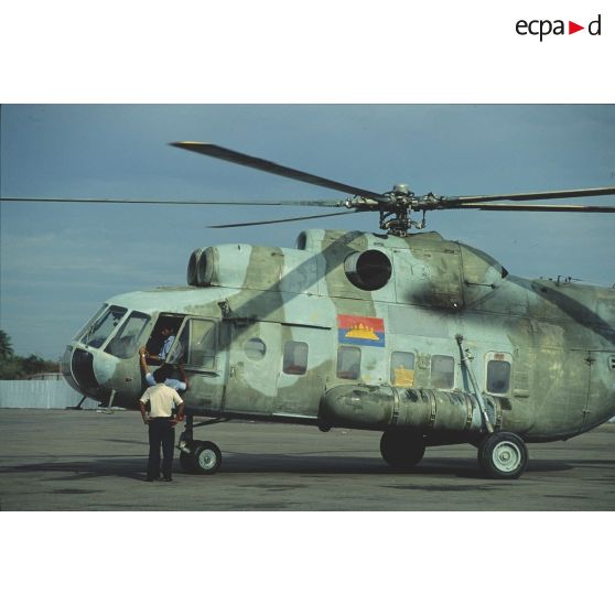 Hélicoptère Mil MI-17 aux couleurs du Cambodge au sol.