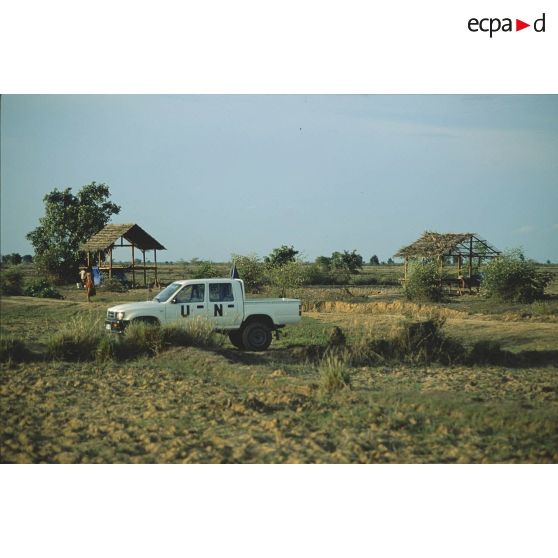 Véhicule pick-up 4x4 de patrouille de la Police civile (CivPol) de l'APRONUC, aux couleurs de l'ONU, stationné dans un village de réfugiés à Otaki près de Battambang.