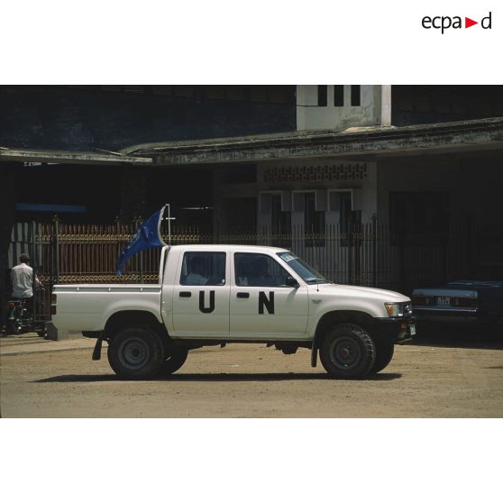 Véhicule pick-up 4x4 de patrouille de la Police civile (CivPol) de l'APRONUC aux couleurs de l'ONU stationnée à Battambang.