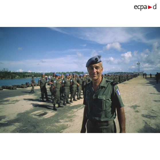 Portrait du général Loridon devant ses troupes sur le port de Sihanoukville.