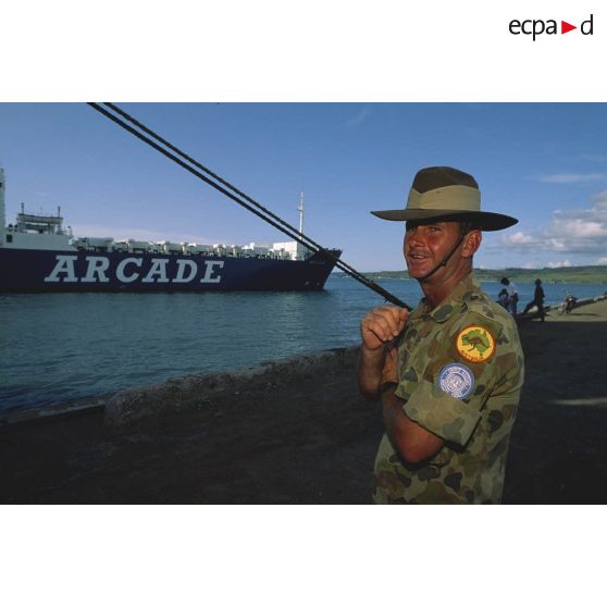 Portrait d'un militaire australien de l'ONU sur le port de Sihanoukville.