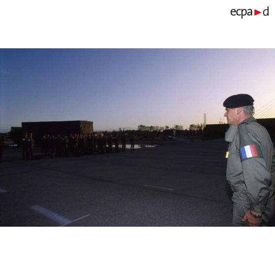 Le colonel Bresse, chef de corps du 126e régiment d'infanterie (126e RI), passe en revue les troupes rassemblées sur le tarmac de l'aéroport d'Istres.