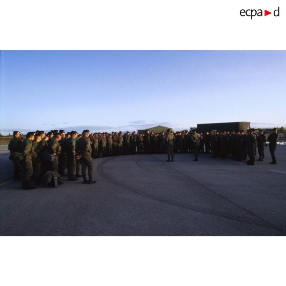 Rassemblement des troupes sur le tarmac de l'aérodrome d'Istres sous le commandement du colonel Bresse, chef de corps du 126e régiment d'infanterie (126e RI).