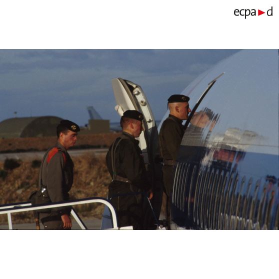 Marsouins du 1er régiment d'infanterie de marine (1er RIMa) embarquant dans un avion civil hollandais sur l'aéroport d'Istres.