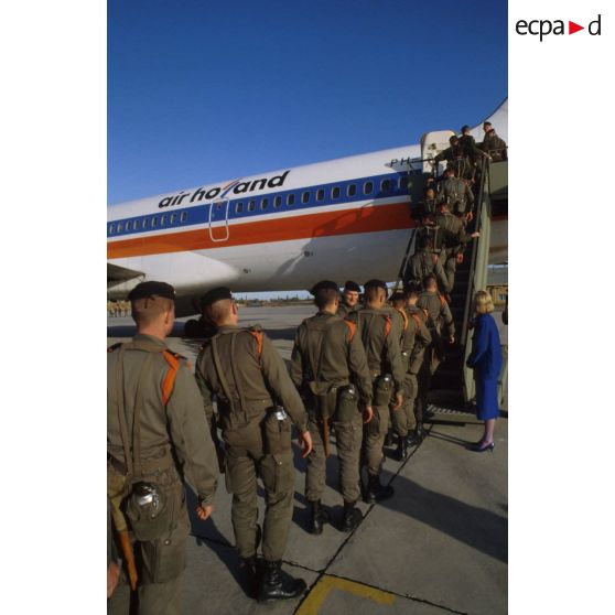 Colonne de marsouins du 1er régiment d'infanterie de marine (1er RIMa) embarquant dans un avion civil hollandais sur l'aéroport d'Istres pour rejoindre la FORPRONU en Croatie.