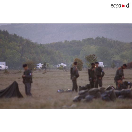 Marsouins du 1er régiment d'infanterie de marine (1er RIMa) installant leur campement sur l'autodrome de Rijeka tandis que des véhicules sanitaires rejoignent le rassemblement.