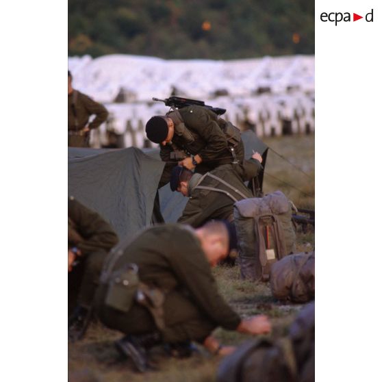 Marsouins du 1er régiment d'infanterie de marine (1er RIMa) installant les tentes du campement sur l'autodrome de Rijeka près de leurs véhicules.