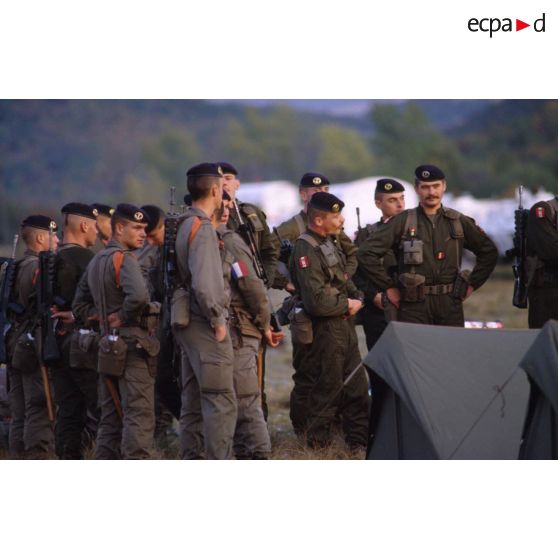 Groupe de marsouins du 1er régiment d'infanterie de marine (1er RIMa) lors de l'installation du campement sur l'autodrome de Rijeka près de leurs véhicules.