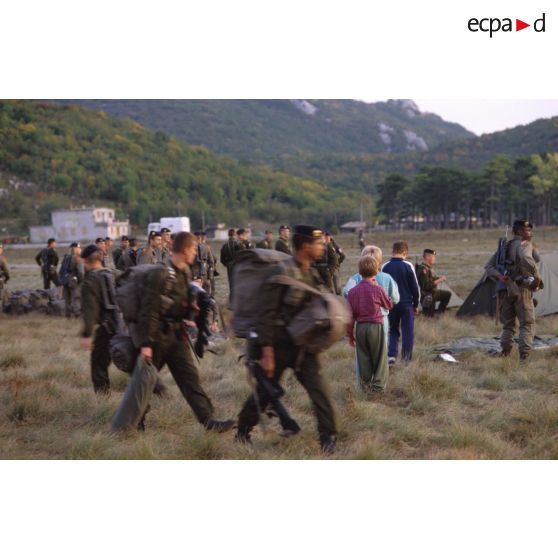 Enfants croates curieux au milieu du campement du bataillon français sur l'autodrome de Rijeka.