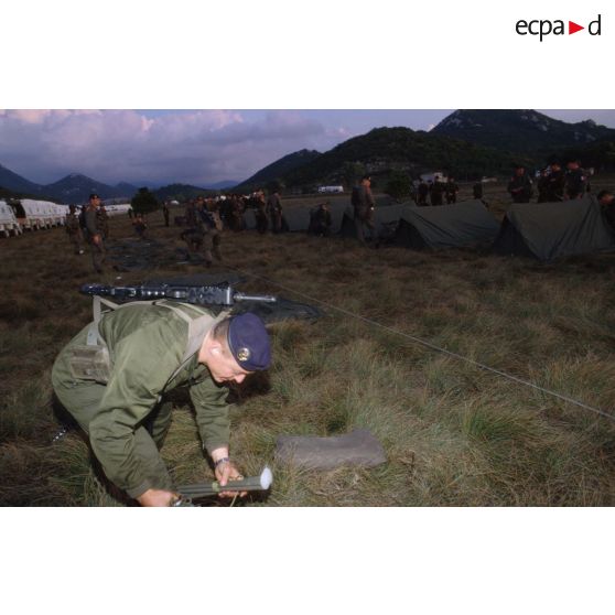 Installation des tentes du 1er régiment d'infanterie de marine (1er RIMa) sur l'autodrome de Rijeka près de leurs véhicules.