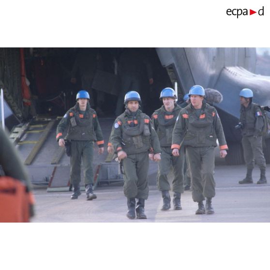 Groupe de casques bleus français lors de l'évacuation de blessés légers et de malades civils vers la France sur l'aéroport de Sarajevo.