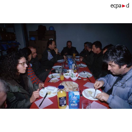 Repas amical de chefs militaires français de la FORPRONU avec monseigneur Dubost, évêque aux Armées et de journalistes à Sarajevo.