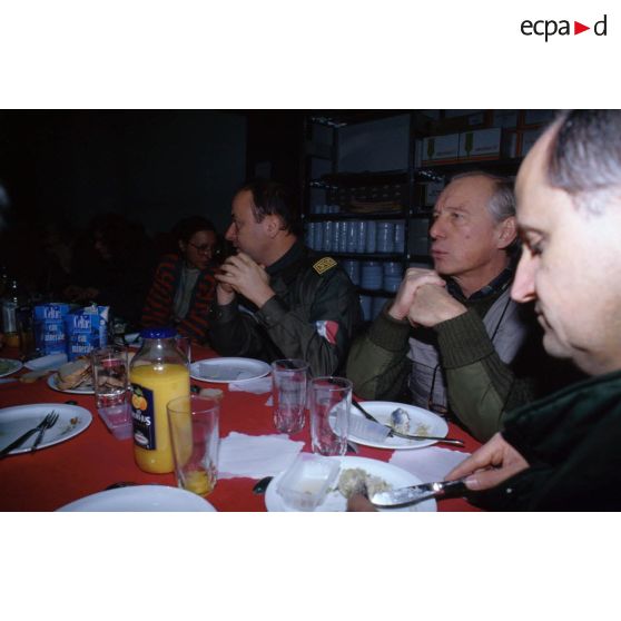 Repas amical de chefs militaires français de la FORPRONU avec des journalistes et monseigneur Dubost, évêque aux armées, à Sarajevo.