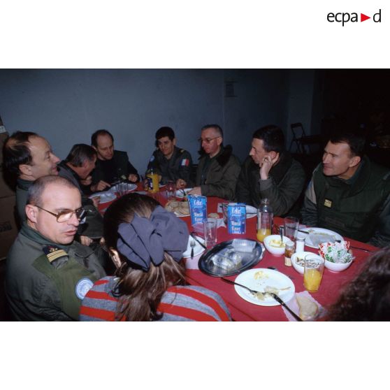 Repas amical des chefs militaires français de la FORPRONU avec  monseigneur Dubost,évêque aux Armées.