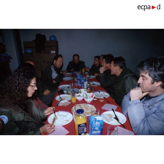 Repas amical entre chefs militaires français de la FORPRONU, des journalistes et des aumôniers des armées.