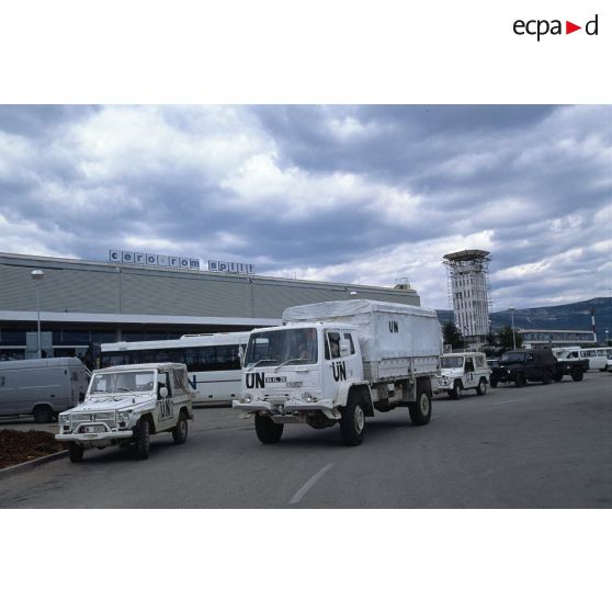 Peugeot P4 et camion aux couleurs de l'ONU devant l'aéroport du Split lors de l'arrivée des personnels de l'ONU et de la Brigade Multinationale Aquila (BMN) de la Force de Réaction Rapide.