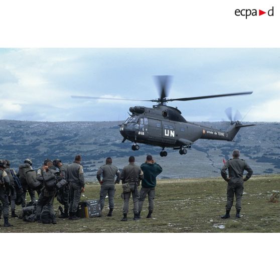 Décollage d'un hélicoptère Puma SA 330 après débarquement des personnels du 3e régiment d'infanterie de marine (3e RIMa) et de leur matériel sur le camp de Lipa.