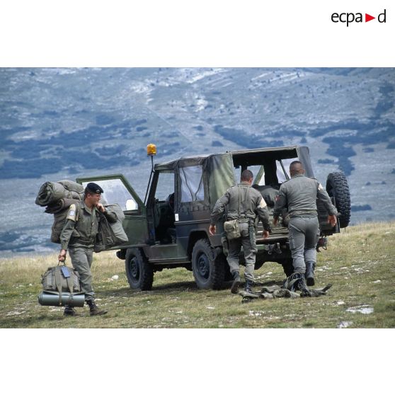 Chargement de sacs à dos, duvets et gilets pare-balles dans une Peugeot P4 à l'arrivée des hommes du 3e régiment d'infanterie de marine (3e RIMa) sur le camp de Lipa.