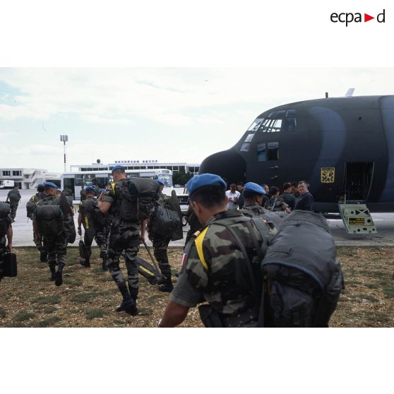 Personnels de l'ONU et de la brigade multinationale (BMN) débarquent d'un avion Hercules C-130 sur l'aéroport de Split.