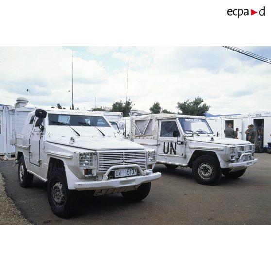 Deux Peugeot P4, dont un modèle blindé (à gauche), aux couleurs de l'ONU sont au parking sur le sur le camp ONU du détachement de l'aviation légère de l'Armée de terre (DETALAT) près de Split.