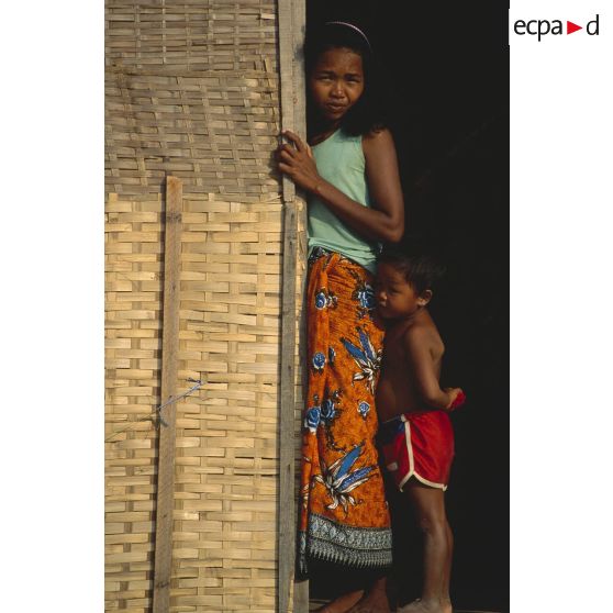 Une cambodgienne et son enfant dans un village de réfugiés près de Siem Reap.