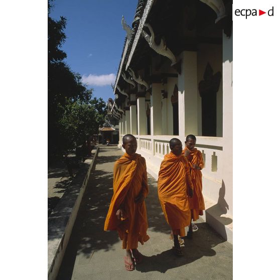 Trois moines bouddhistes dans Phnom Penh.