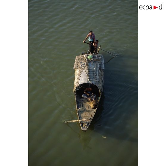 Barque de pêcheur vue d'au-dessus naviguant sur le Tonlé Sap à Phnom Penh.