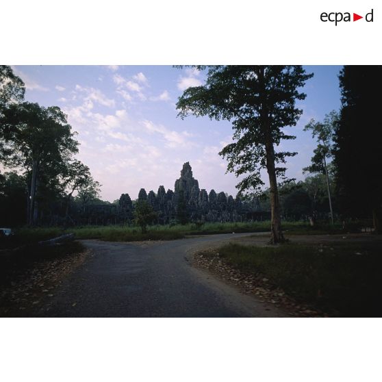 Vue du temple du Bayon parmi la végétation à Siem Reap.