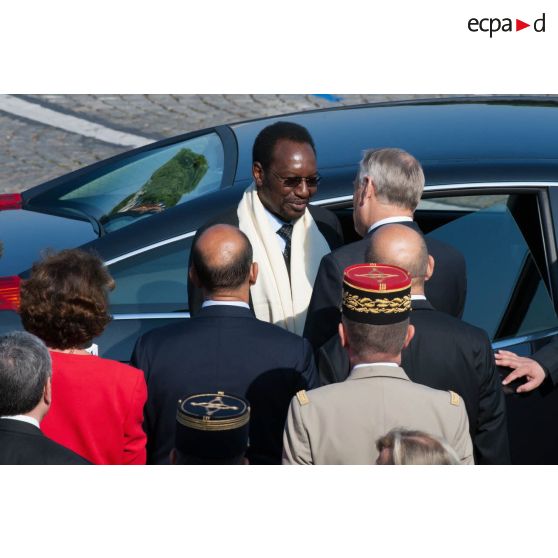 Le Premier ministre Jean-Marc Ayrault accueille le Président malien par intérim Dioncounda Traoré sur la place de la Concorde, à Paris.