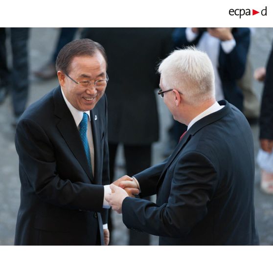 Le secrétaire général des Nations-Unies Ban-Ki Moon rencontre le Président croate Ivo Josipović sur la place de la Concorde, à Paris.