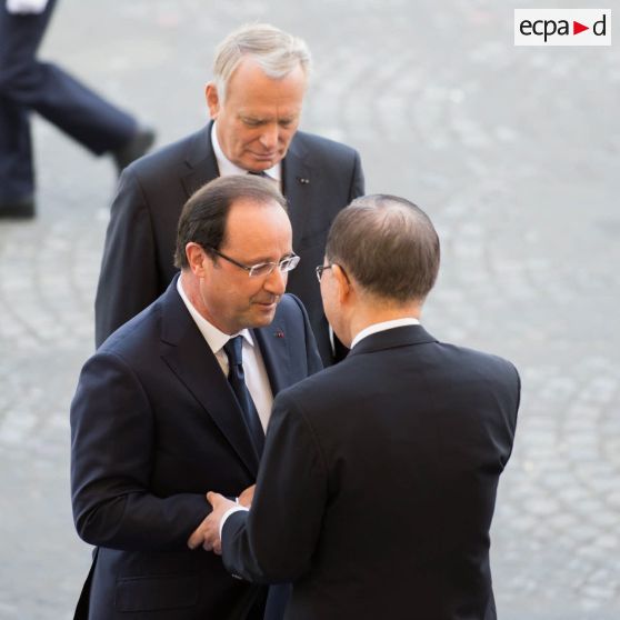 Le Président de la république François Hollande est salué par le secrétaire général des Nations-Unies Ban Ki-Moon à son arrivée sur la place de la Concorde, à Paris.