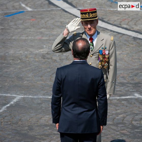 Le Président de la République François Hollande échange quelques mots avec le général Hervé Charpentier au terme du défilé sur les Champs-Elysées, à Paris.