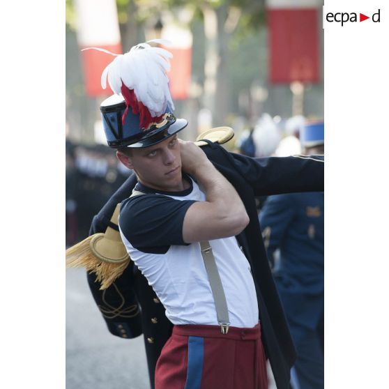 Un élève de l'Ecole spéciale militaire (ESM) de Saint-Cyr revêt son uniforme pour défiler sur les Champs-Elysées, à Paris.