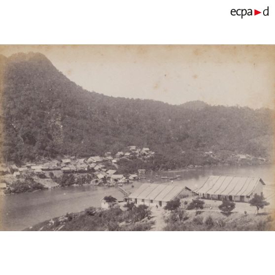 Baie d'Along. Tonkin. Village annamite de Kébao. [légende d'origine]