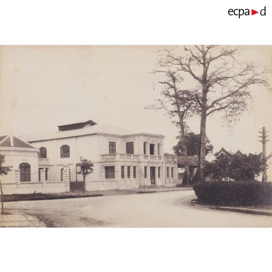 Hanoï. Vue extérieure du bâtiment de la Société Philharmonique. [légende d'origine]