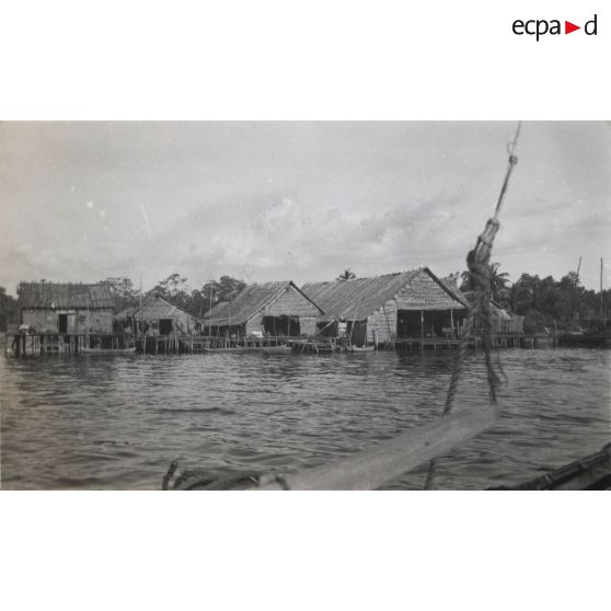 Koh Kapi. Cambodge. Une vue du bled. [légende d'origine]