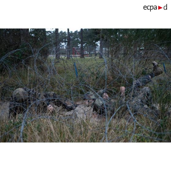 L'officier image Maxime, le photographe Simon et l'opérateur vidéo Julien passent un réseau de barbelés sur la piste commando du camp de Causse.