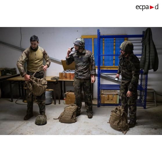 L'officier image Maxime, l'opérateur vidéo Julien et le photographe Simon retirent leur équipement au terme de leur passage sur la piste commando du camp de Causse.