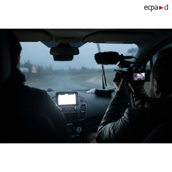 Le photographe Simon filme l'officier image Maxime au volant d'une voiture sur le camp de Causse.