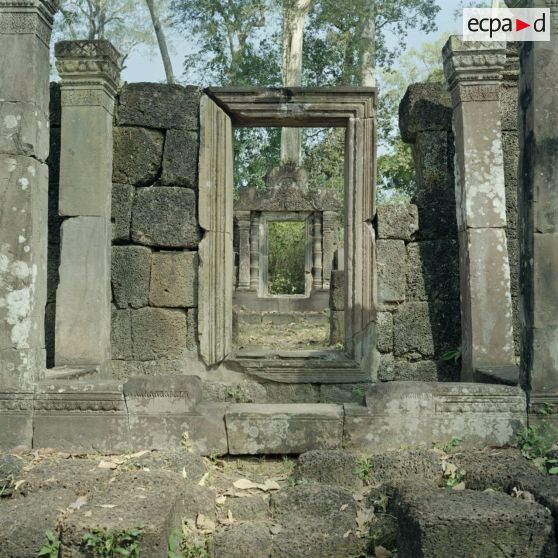 Encadrements de portes sur le site du temple de Banteay Srei.