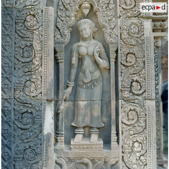 Bas-reliefs d'une apsara du temple de Banteay Srei.