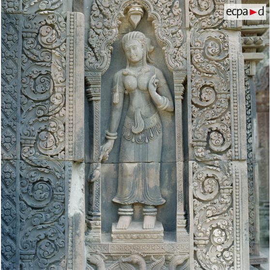 Bas-reliefs d'une apsara du temple de Banteay Srei.