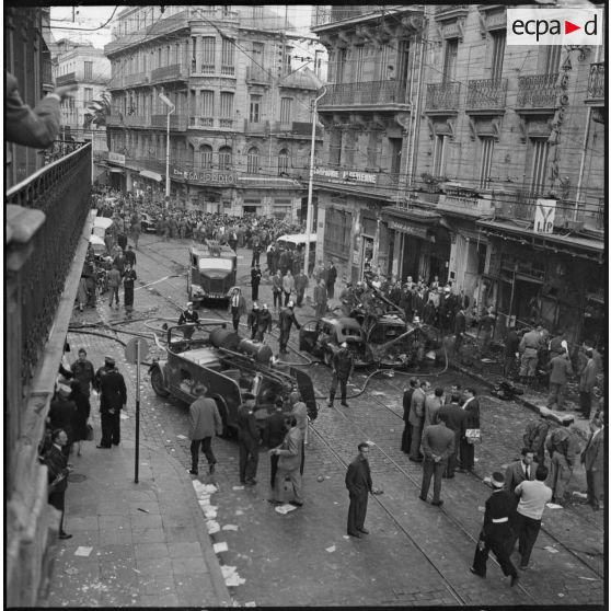 Alger. Rue Michelet après l'attentat à la bombe commis le 18 avril 1959.