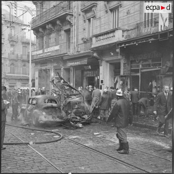 Alger. Rue Michelet après l'attentat à la bombe commis le 18 avril 1959.