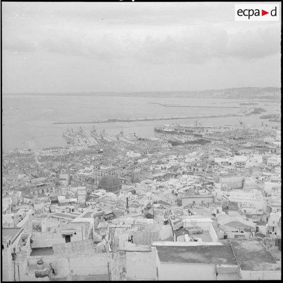 Alger. Vue du haut de la casbah sur le port avec les trois escorteurs français, anglais et italien.