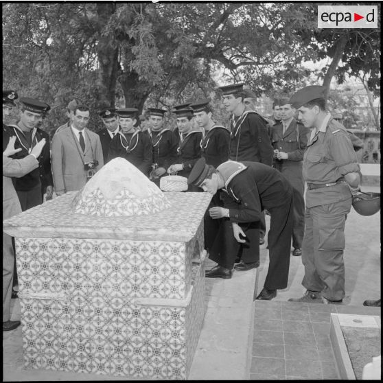 Alger. Groupe en cercle autour d'un tombeau musulman en mosaïque.