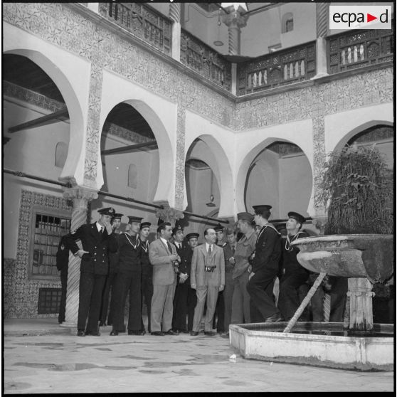 Alger. Intérieur d'une maison typique avec la fontaine.