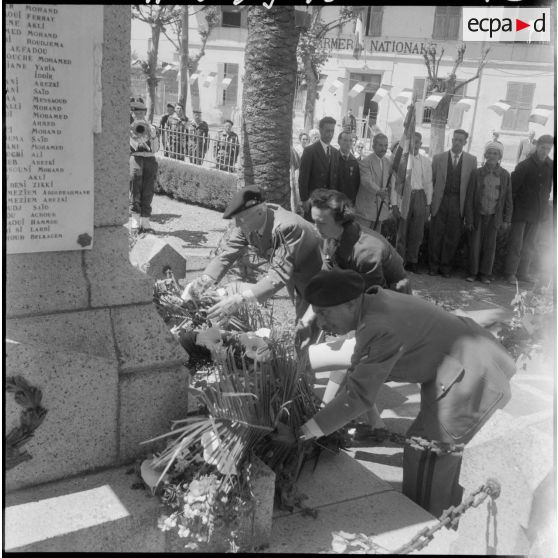 Azazga. La princesse Napoléon et les généraux Gilles et Faure déposent une gerbe de fleurs au monument aux morts.