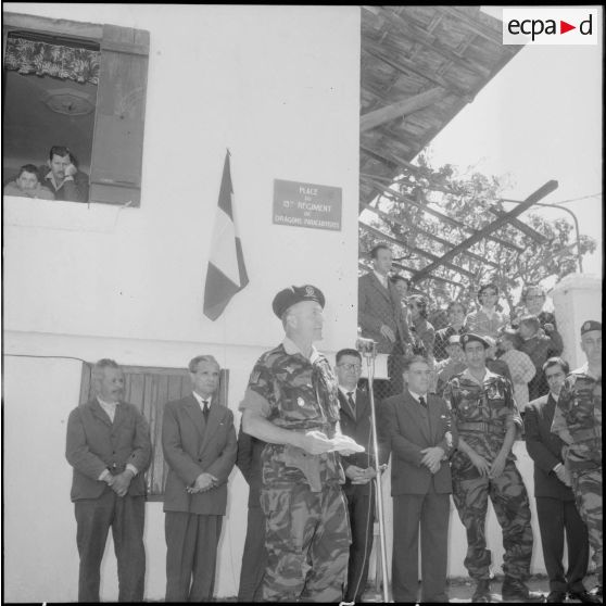 Azazga. Le colonel Pottier fait son allocution au sujet de la nouvelle plaque de la place d'Azazga.